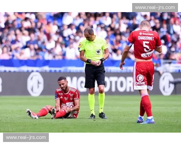 布雷斯特五后卫体系中的边翼卫攻防角色解析 布雷斯特五后卫体系中的边翼卫攻防角色解析